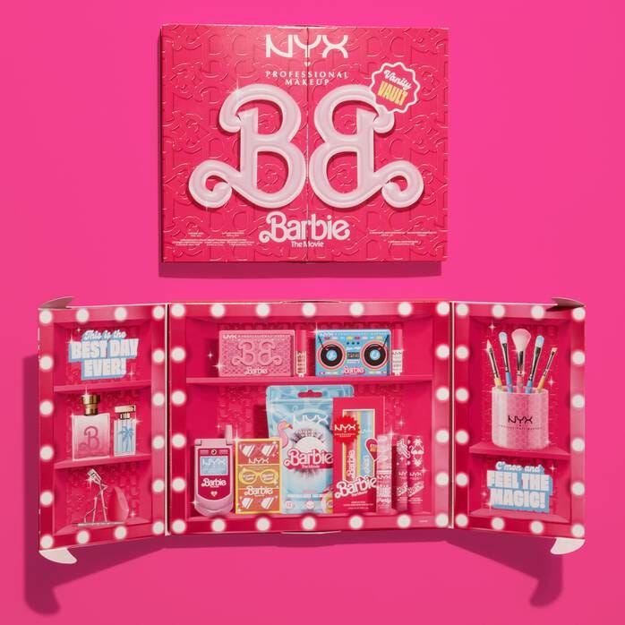 Galeria com produtos lançados especialmente no ano do filme da Barbie (2023). Linha de maquiagem da Barbie (NYX Cosmetics), Carro da Barbie dentro do jogo Horizon 5, Pipoca Bubbaloo da Barbie (Cinemark), coleção cápsula de roupas na C&A. Imagem: divulgação do site oficial das marcas e jogo.