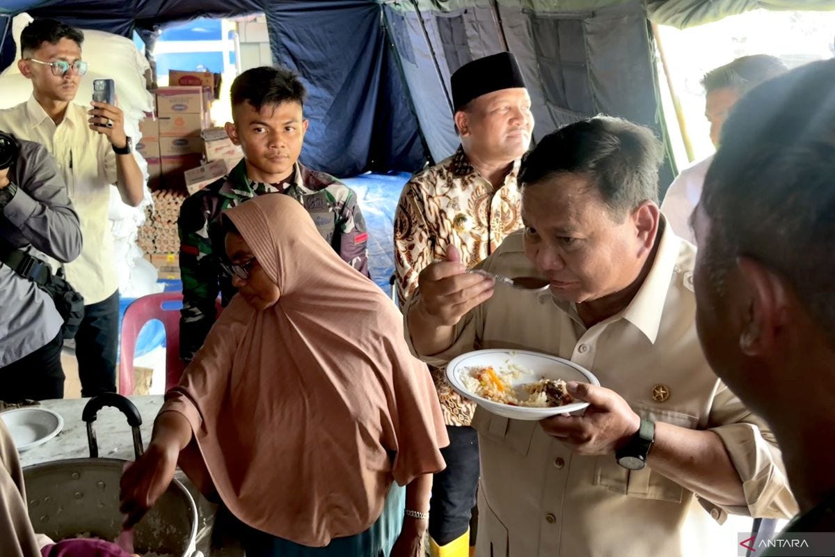 Prabowo inspects evacuees and emergency kitchen in Aceh - ANTARA News
