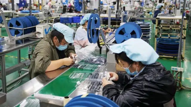 2021年9月4日，中国河南郑州市中牟县的富士康工厂内，员工正在作业。
