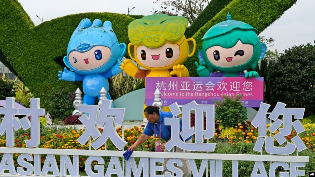 在中国浙江省杭州市街头竖起的亚运会吉祥物。（2023年9月21日）