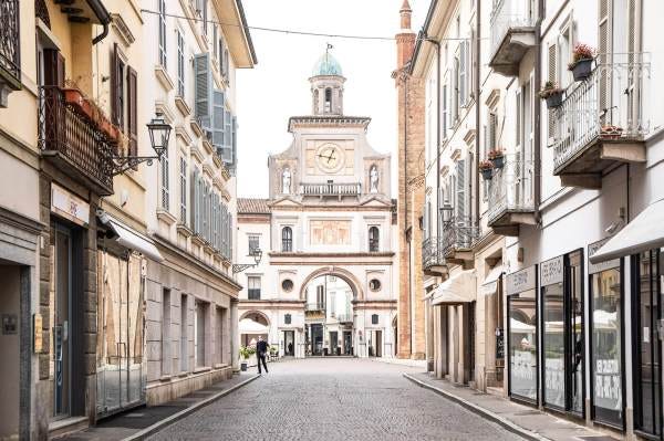 Le "4 vie" il luogo scelto da Alessandra per il suo ritratto per il progetto "Donne di Crema" (C)Monica Monimix Antonelli Le "4 vie" il luogo scelto da Alessandra per il suo ritratto per il progetto "Donne di Crema" (C)Monica Monimix Antonelli
