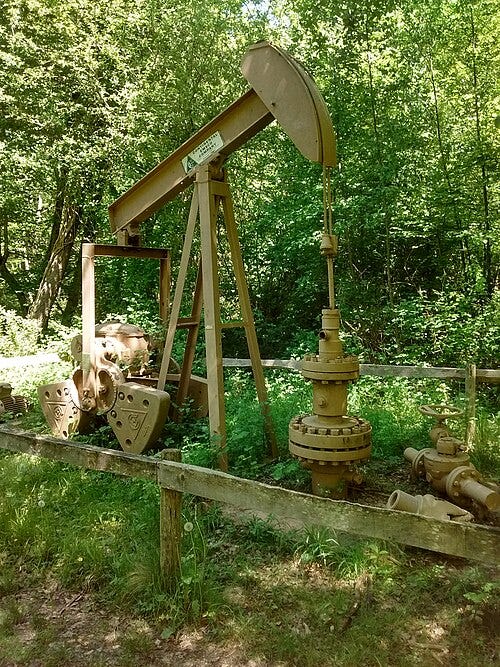 File:Ancien puits de pétrole.jpeg