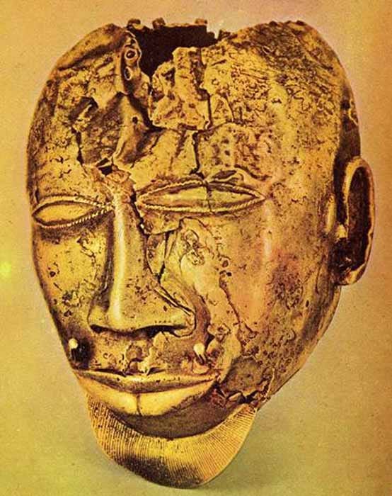An Asante Empire mask made of solid gold, property of the Asantehene, Kofi Karikari. (Miguel Ángel Palermo and Ana María Dupey / Public domain)