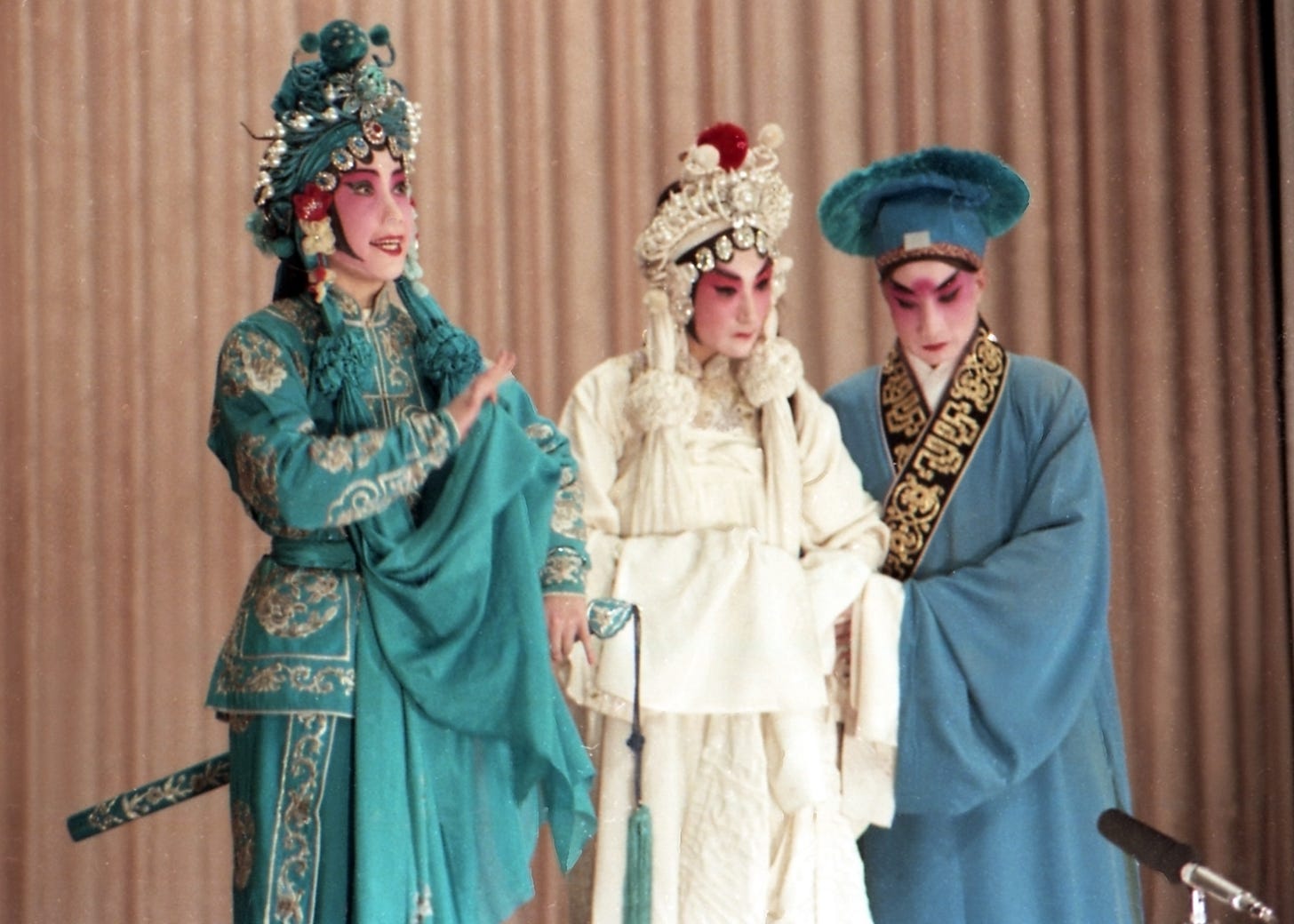 File:Peking Opera The Legend of the White Snake (6986544727).jpg -  Wikimedia Commons
