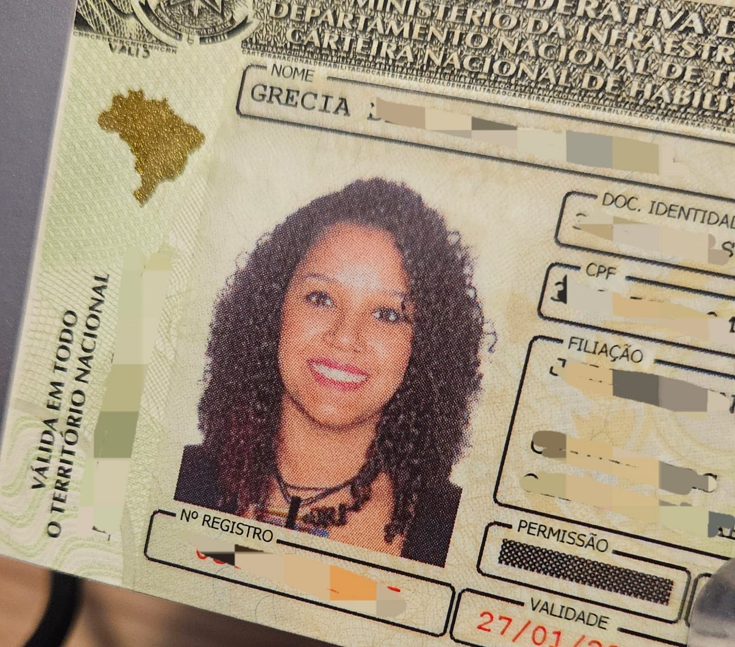 Foto da minha carteira de habilitação em que estou sorrindo