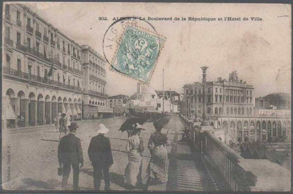 File:Boulevard de la République et Hôtel de ville d'Alger vers 1900.jpg