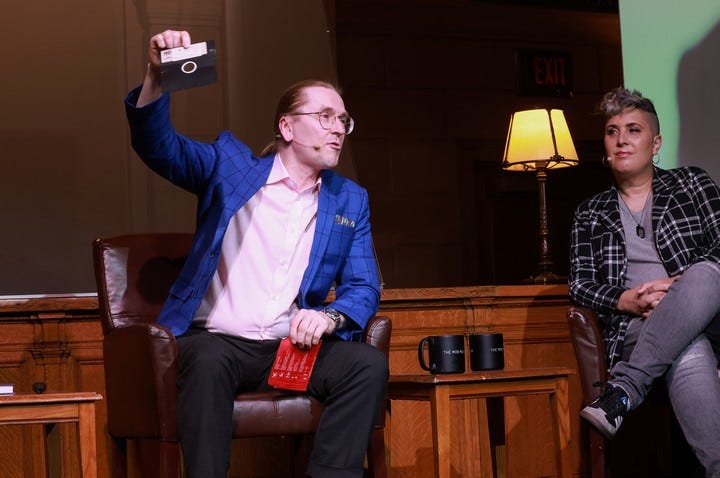 Mikko Hyppönen, investigador de ciberseguridad, junto a la hacker Alissa Knight. Foto: Jeff Scheid (The Mob Museum, Las Vegas) Mikko Hyppönen, investigador de ciberseguridad, junto a la hacker Alissa Knight. Foto: Jeff Scheid (The Mob Museum, Las Vegas)