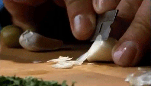 Since the first time I saw this movie, I think about this - and try, usually without success, to replicate it - every time I slice garlic. Such a subtle, but terrific, use of a closeup to convey action and character.
(inspired by Goodfellas Dining...
