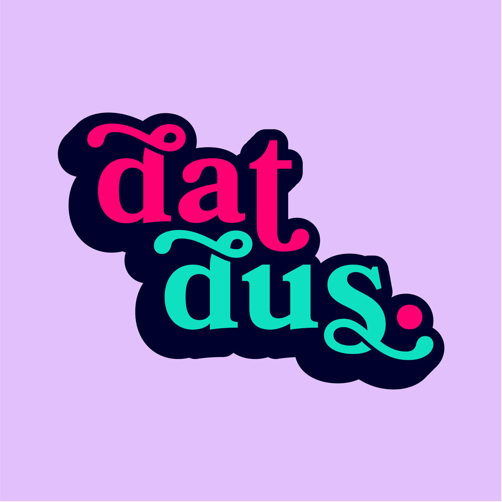 Podcast artwork van dat dus. Tegen een lila achtergrond zie je de titel, dat is in het roodroze, dus in het turkoois.