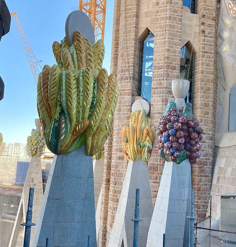 Barcelona travel pics: architecture, pictures, statues, stained glass art
