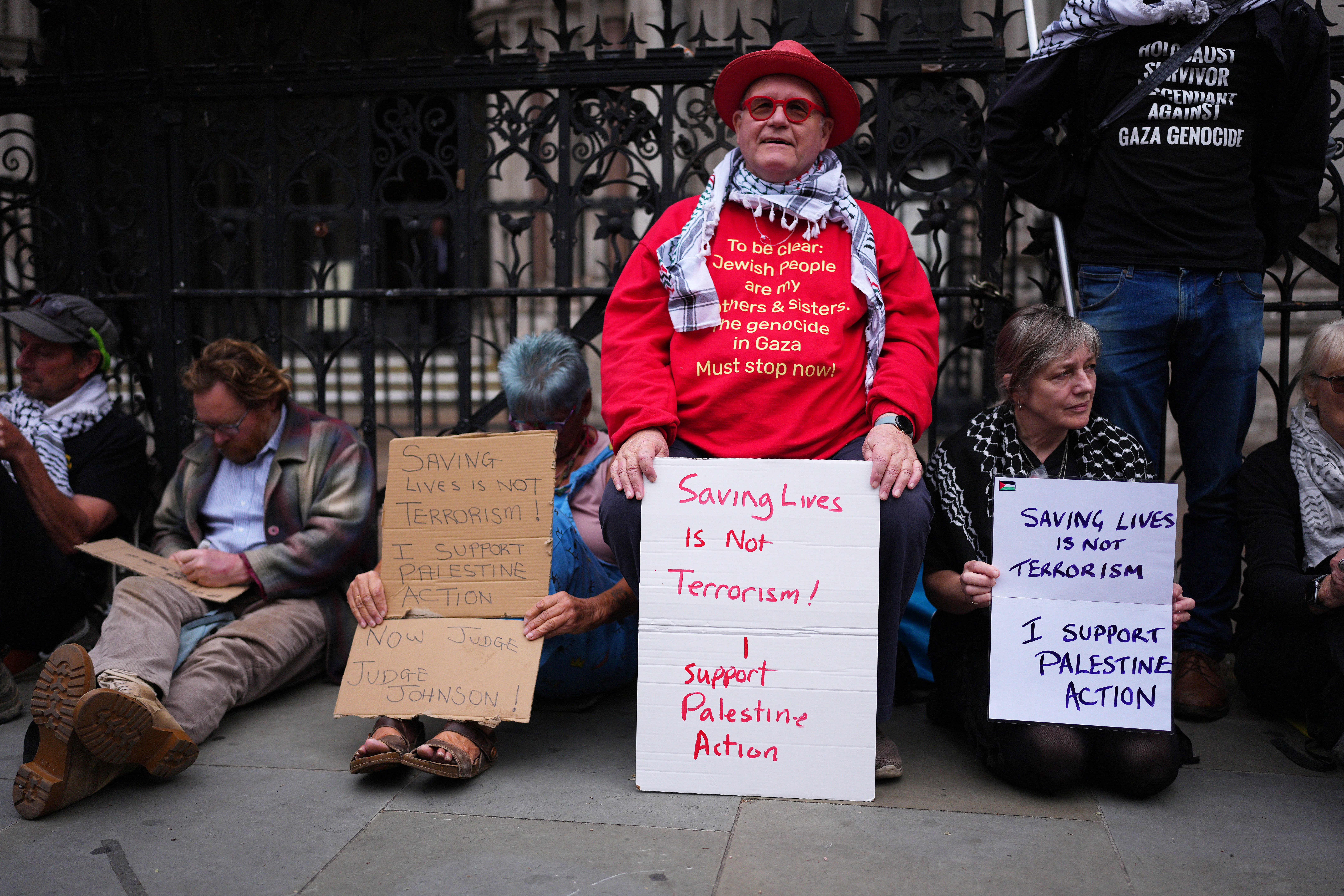U.S. sanctions UK’s Palestine Action as “terrorist group”; ICE agent released from Texas jail; Russia threatens to strike UK military targets in Ukraine