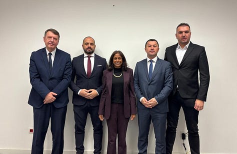 Një takim diplomatik i SHBA-së në Kosovën veriore me zyrtarë të Listës Serbe, i fotografuar pa simbole shtetërore të Kosovës apo të SHBA-së, duke e shndërruar “angazhimin” në një fshirje vizuale të sovranitetit dhe llogaridhënies.