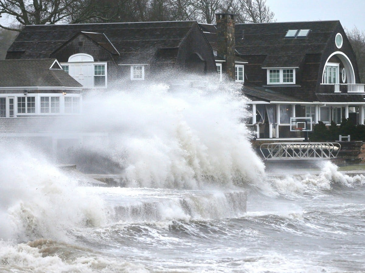 Deadly storm batters Northeastern US, knocking out power, grounding flights and flooding roads