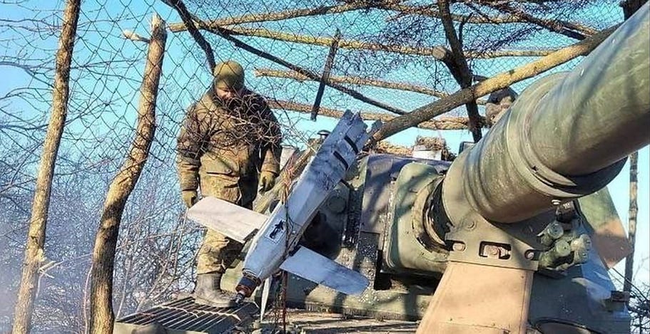 A Lancet that failed to detonate as a result of protective netting having been placed around a Ukrainian self-propelled howitzer. A Lancet that failed to detonate as a result of protective netting having been placed around a Ukrainian self-propelled howitzer.