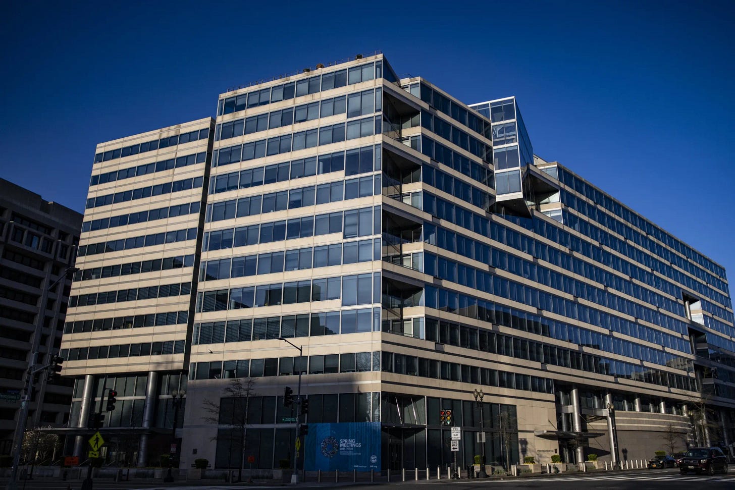 IMF Moves Head-Office Return to January, Requires Vaccinations - Bloomberg