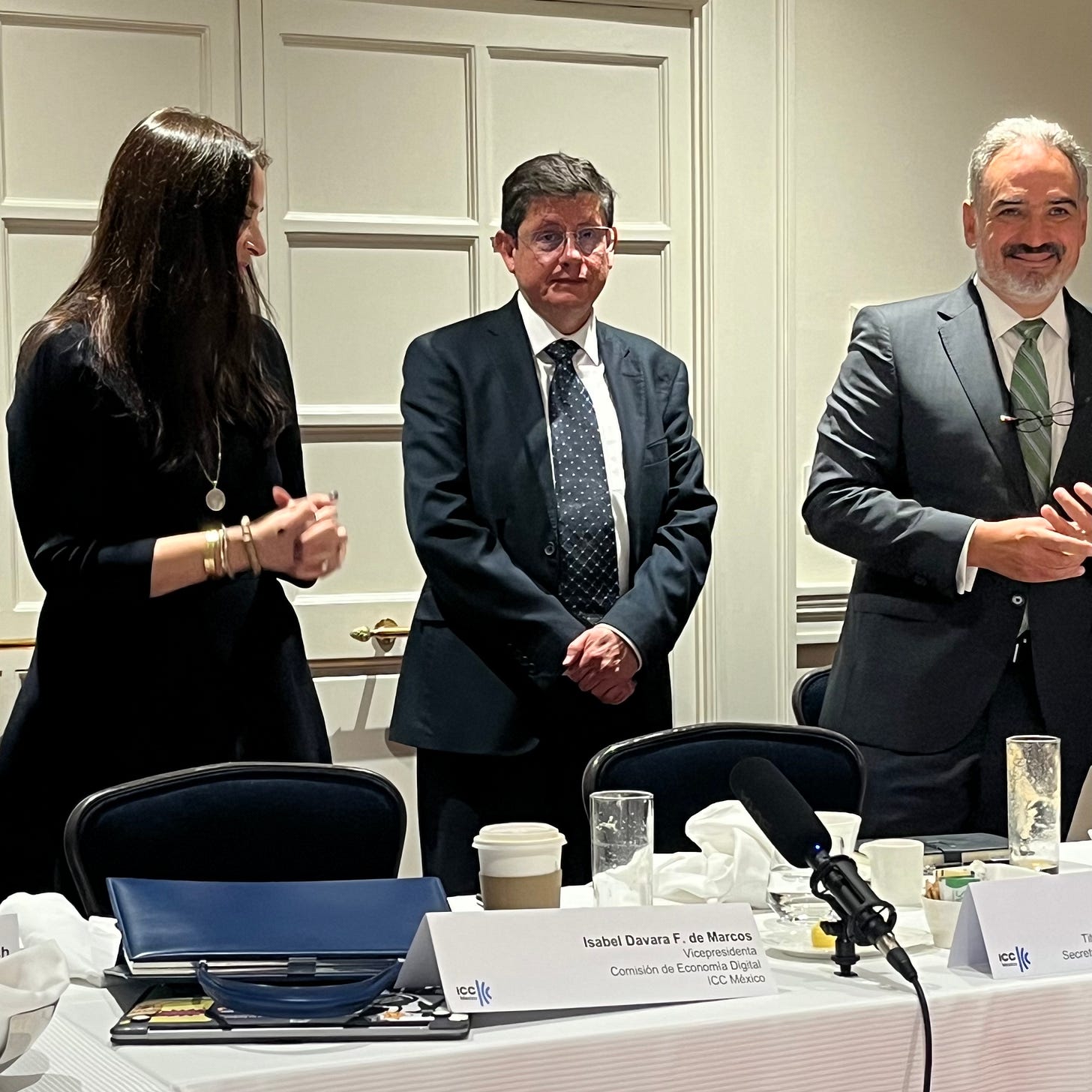 Vicente Peredo, flanqueado por Isabel Davara y Miguel Calderón, de la ICC, el 13 de noviembre en la Ciudad de México. Foto: JSG