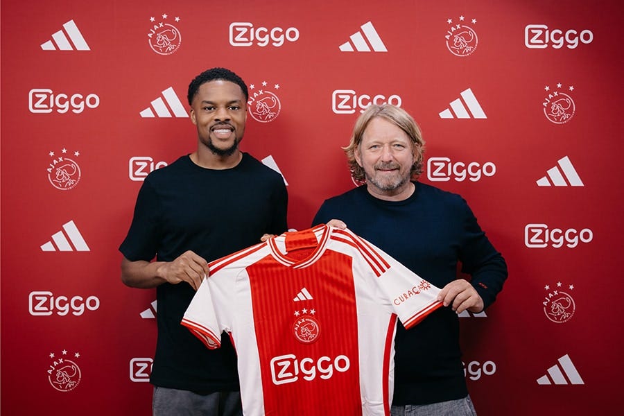 Ajax bereikt miljoenenakkoord over Chuba Akpom: aanvaller tekent tot en met  2028 | Foto | AD.nl