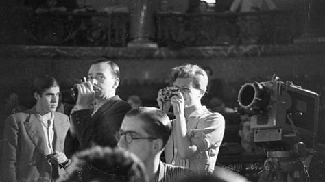 a galera mostra 6 fotos de Gerda Taro durante a guerra Civil Espanhola