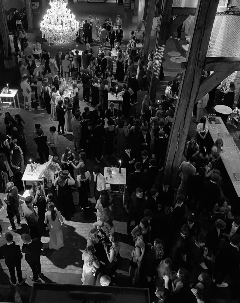 Microrrelato ambientado en Sevilla Imagen de una fiesta privada y selecta Microrrelato ambientado en Sevilla Imagen de una fiesta privada y selecta