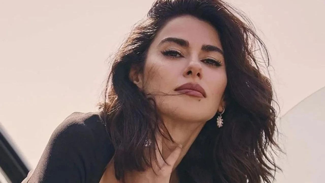 Nesrin Cavadzade rüzgarlı çekimde siyah kıyafetle portre, Şebnem rolü ve kariyer rotası analizi için kapak görseli