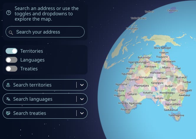 Screenshot du site Native Land Digital avec un menu pour rechercher différents endroits autochtones du monde selon les territoires, les langues ou les traités. À droite on peut voir les différentes régions autochtones d'Australie.
