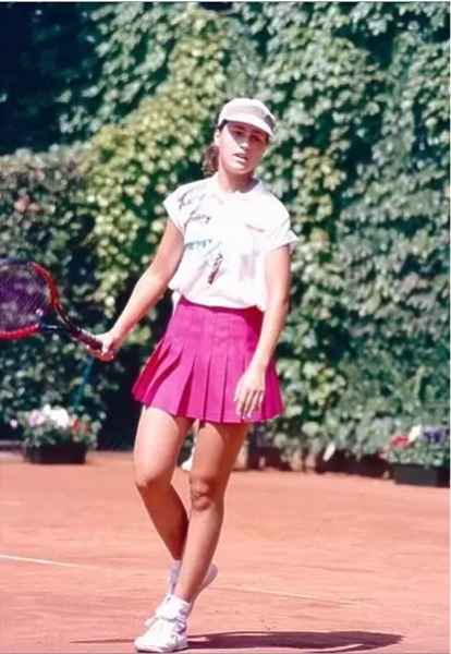 A person holding a tennis racket
Description automatically generated