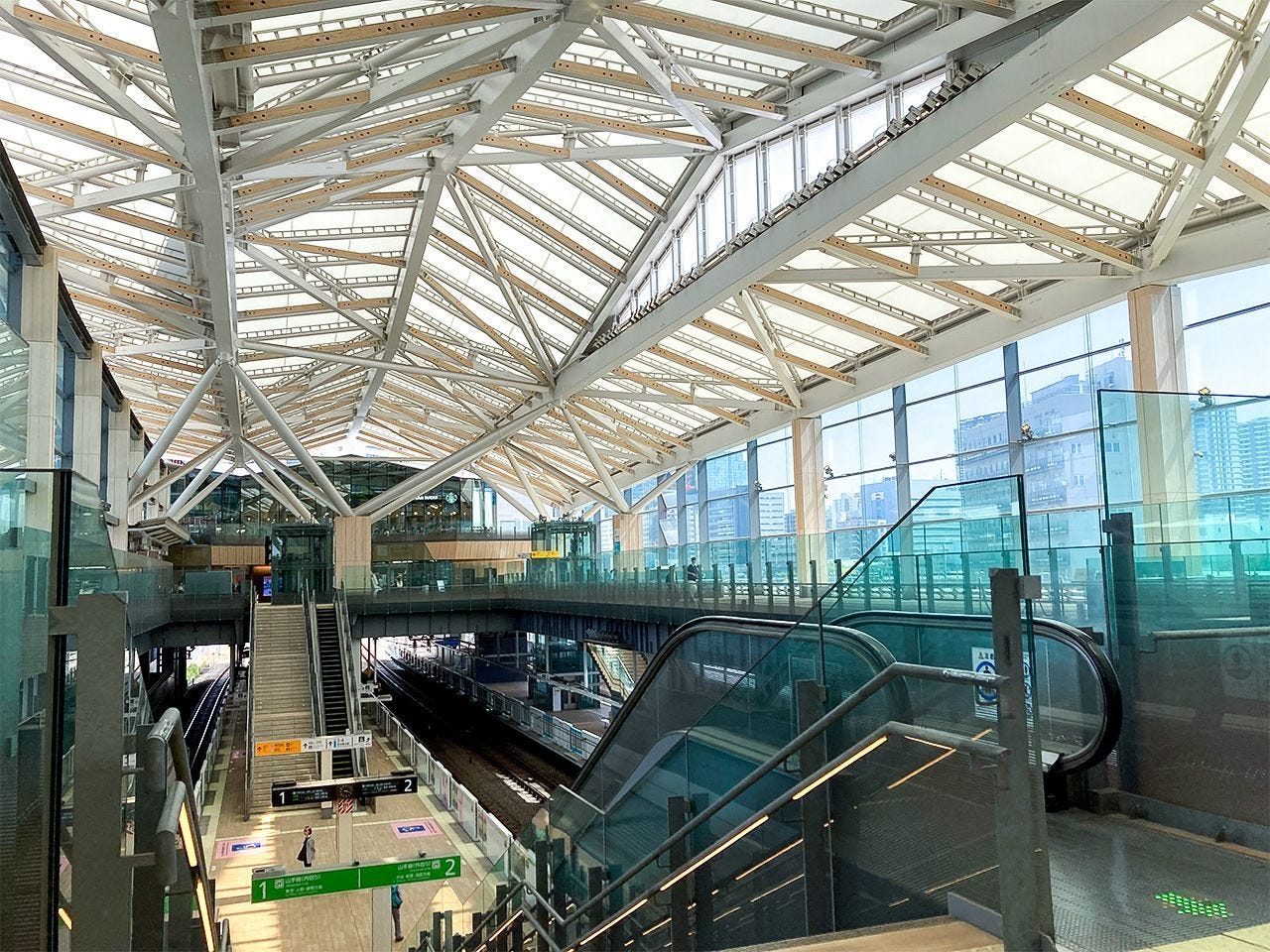 Newly built Takanawa Gateway Station, by the architect Kuma Kengo. (© Gianni Simone)