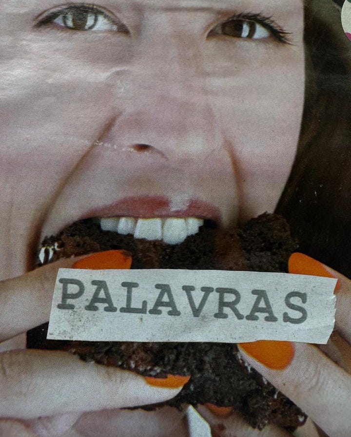 mulher branca levando um pedaço de bolo de chocolate à boca. Em cima da fatia do bolo, um recorte com a palavra "palavras".
