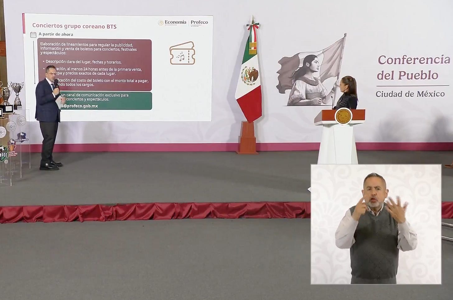 El titular de la Profeco, Iván Escalante Ruiz, con la presidenta Sheinbaum, el lunes 26 de enero.