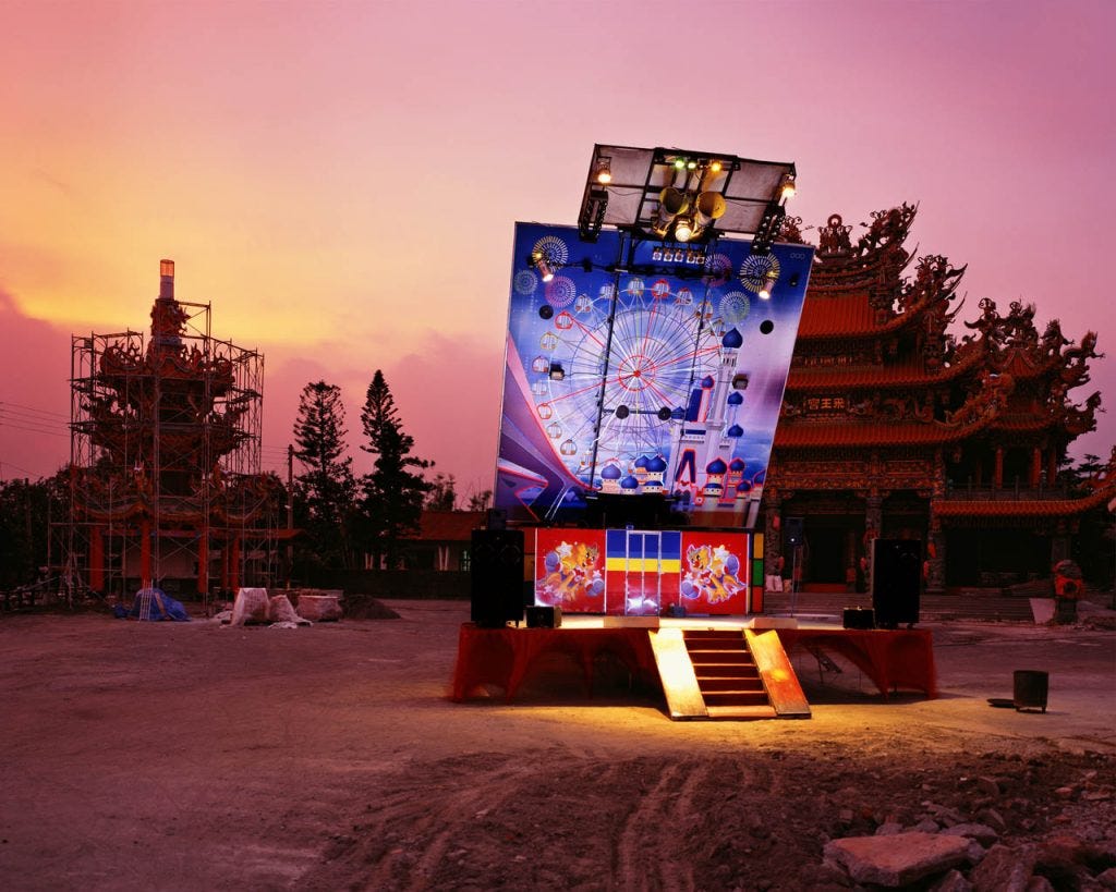 黃昏田野裡展開的 STAGE 舞台車｜來源：沈昭良 / National Geographic Taiwan（攝影作品頁面）