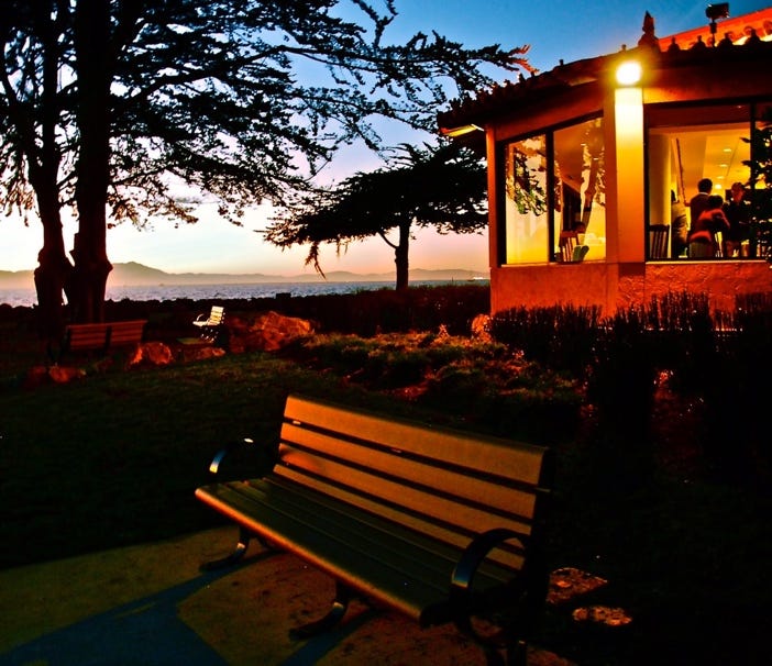 A bench outside a building

AI-generated content may be incorrect.