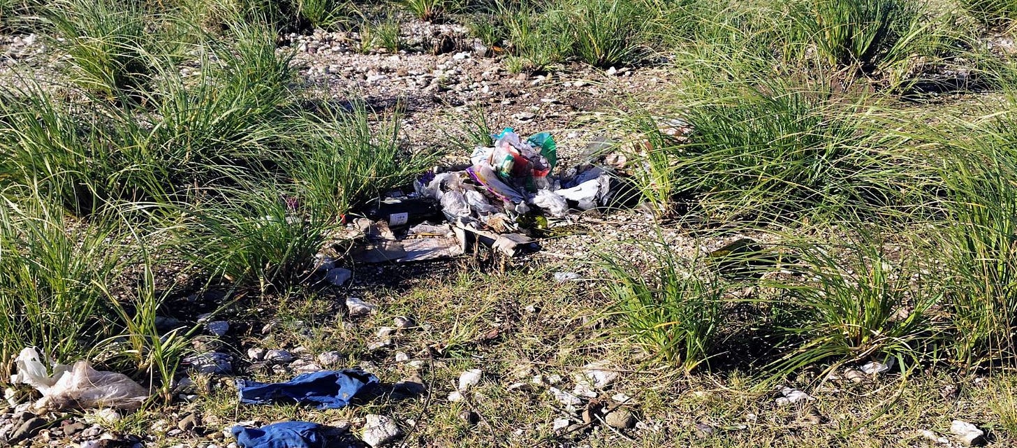 Imagen de la noticia: Quejas por el basural generado a orillas del dique Paso de las Piedras