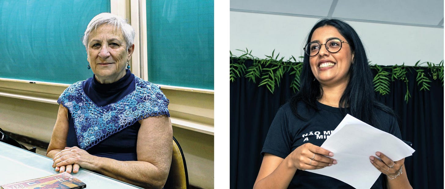 Duas pessoas em ambientes escolares: à esquerda, pessoa com cabelo branco curto, usando blusa azul com padrão floral sobre camiseta preta de gola alta, sentada à mesa com as mãos apoiadas, com quadro-negro verde ao fundo; à direita, pessoa com cabelo preto comprido, óculos redondos, usando camiseta preta, segurando folha branca nas mãos, em pé diante de plantas verdes penduradas e parede clara. Duas pessoas em ambientes escolares: à esquerda, pessoa com cabelo branco curto, usando blusa azul com padrão floral sobre camiseta preta de gola alta, sentada à mesa com as mãos apoiadas, com quadro-negro verde ao fundo; à direita, pessoa com cabelo preto comprido, óculos redondos, usando camiseta preta, segurando folha branca nas mãos, em pé diante de plantas verdes penduradas e parede clara.