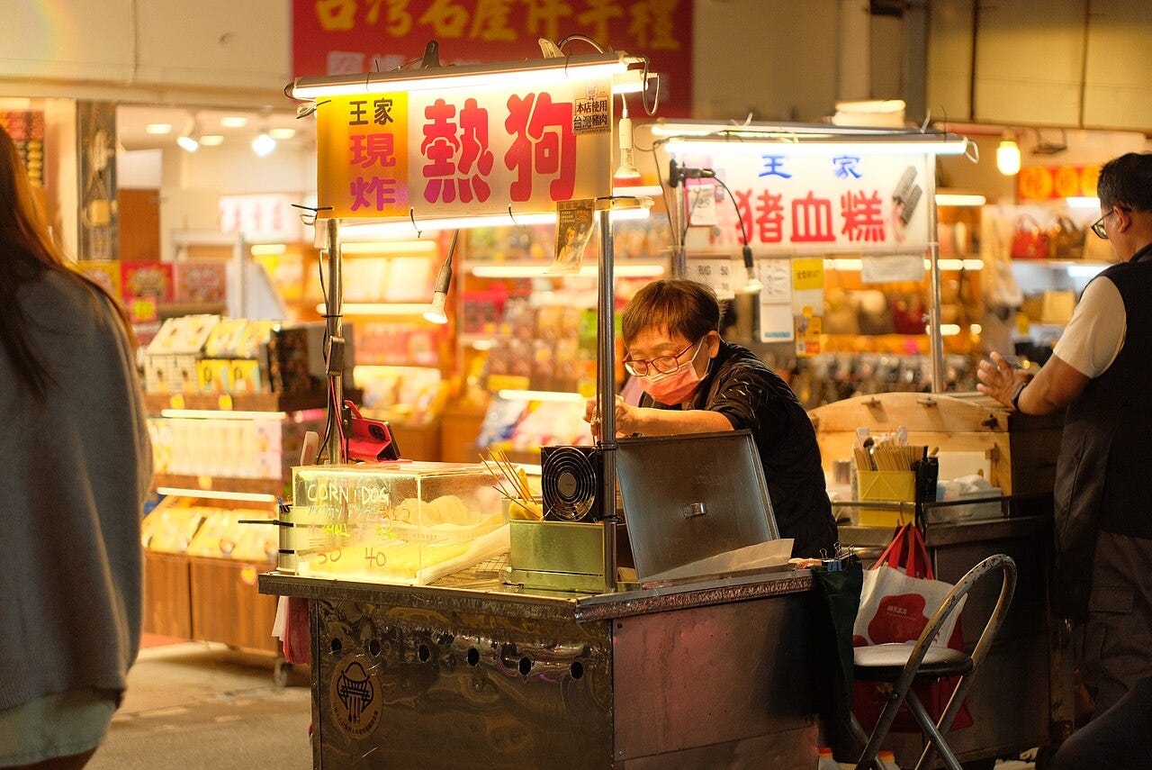 士林夜市玉米熱狗攤|來源:Aristorkle / Wikimedia Commons(CC BY-SA 4.0) 士林夜市玉米熱狗攤|來源:Aristorkle / Wikimedia Commons(CC BY-SA 4.0)