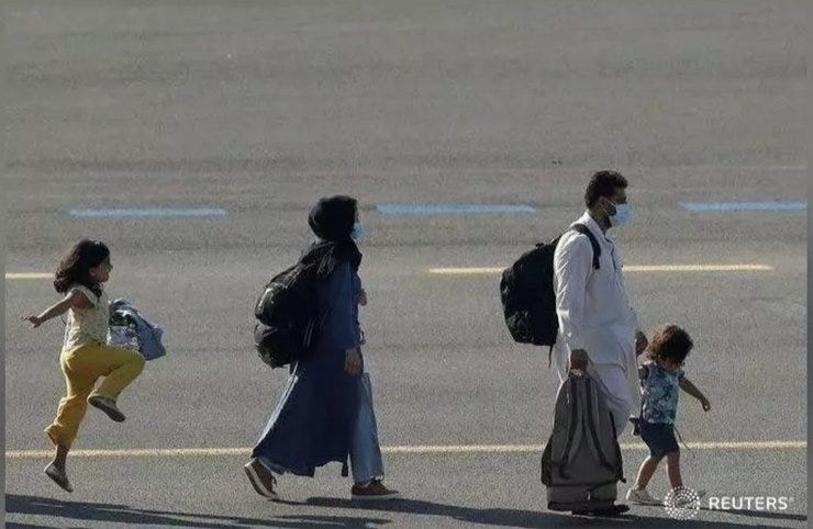 De foto van het gezin met het huppelende meisje: geen vluchtelingen uit Afghanstan, maar evacuees die op familiebezoek waren in Afghanistan. De foto van het gezin met het huppelende meisje: geen vluchtelingen uit Afghanstan, maar evacuees die op familiebezoek waren in Afghanistan.