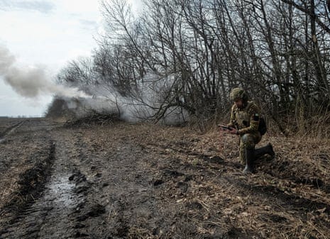 Ukrainian servicemen fire a self-propelled howitzer towards Russian troops. Ukrainian servicemen fire a self-propelled howitzer towards Russian troops.