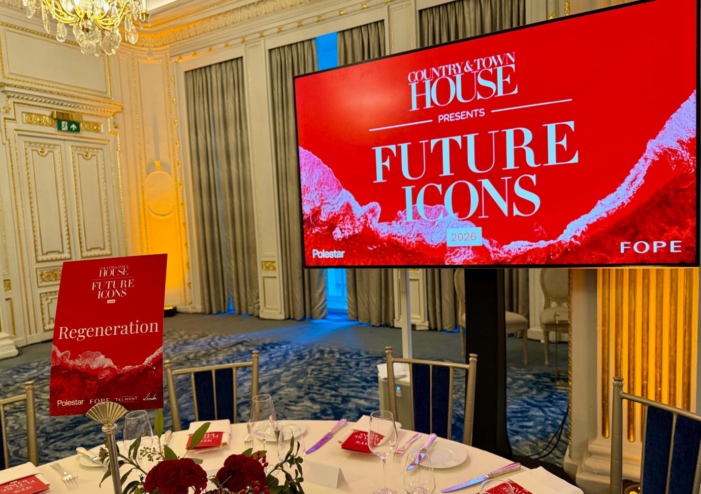 A large screen on a table

AI-generated content may be incorrect.