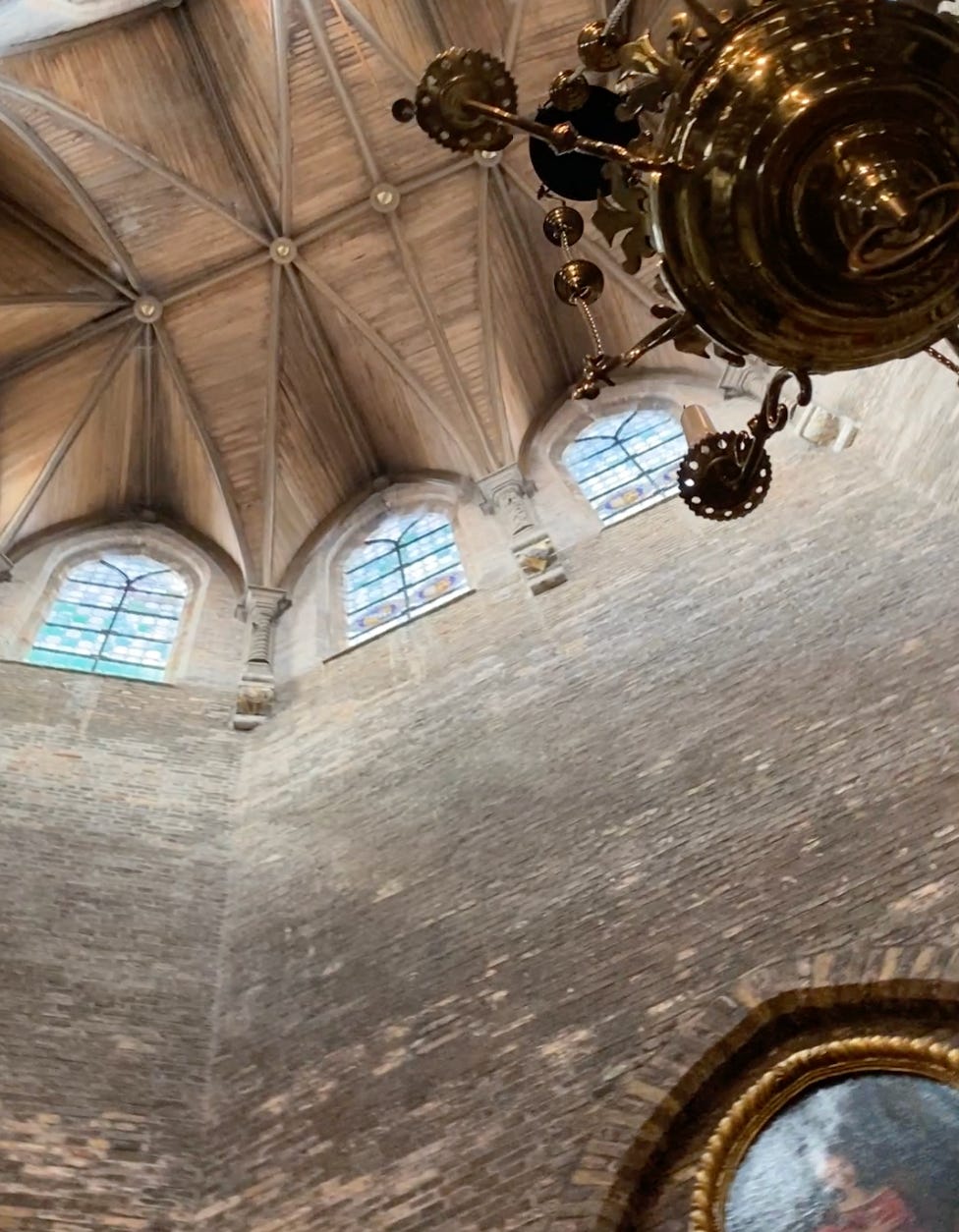 Adornesdomein Brügge Jerusalemkirche, Blick von unten lange Steinmauer nach oben 