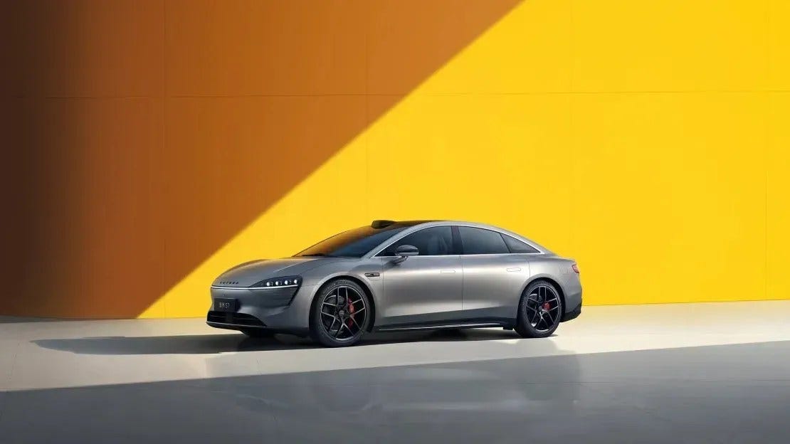 Huawei lança carro elétrico para competir com Tesla | CNN Brasil