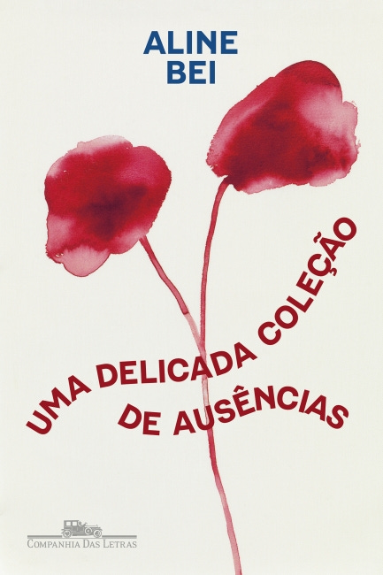#descrevemospravocê  Capa do livro Uma delicada coleção de ausências, escrito por Aline Bei e publicado pela Companhia das Letras.  O fundo da imagem é branco, com uma composição minimalista. No topo, centralizado, está o nome da autora, Aline Bei, em letras maiúsculas azuis. Abaixo, o título do livro aparece em vermelho escuro, disposto em curva e dividido em duas linhas, como se formasse um arco: “Uma delicada coleção” na linha de cima e “de ausências” logo abaixo. O título envolve parcialmente duas flores estilizadas pintadas em aquarela, em tons de vermelho intenso, com contornos suaves e irregulares. Os caules são finos e alongados, inclinando-se levemente para o centro, como se as flores estivessem se tocando ou se apoiando uma na outra. As formas lembram papoulas ou pétalas soltas, transmitindo leveza e sensibilidade.  No canto inferior esquerdo, em tom discreto, aparece o logotipo da editora Companhia das Letras: o desenho de uma antiga máquina de escrever com o nome da editora em letras pequenas e cinza.
