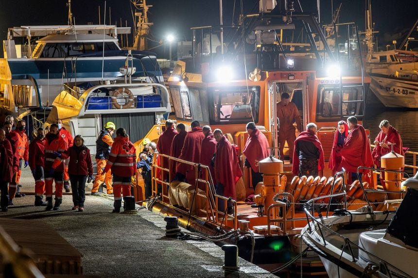 I sopravvissuti all'affondamento della nave cargo russa Ursa Major si trovano sul ponte di una nave spagnola di soccorso marittimo all'arrivo al porto di Cartagena, Spagna, il 23 dicembre 2024. I sopravvissuti all'affondamento della nave cargo russa Ursa Major si trovano sul ponte di una nave spagnola di soccorso marittimo all'arrivo al porto di Cartagena, Spagna, il 23 dicembre 2024.