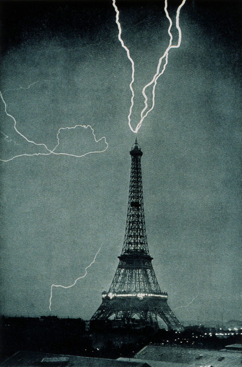 https://upload.wikimedia.org/wikipedia/commons/thumb/d/d7/Lightning_striking_the_Eiffel_Tower_-_NOAA.jpg/960px-Lightning_striking_the_Eiffel_Tower_-_NOAA.jpg