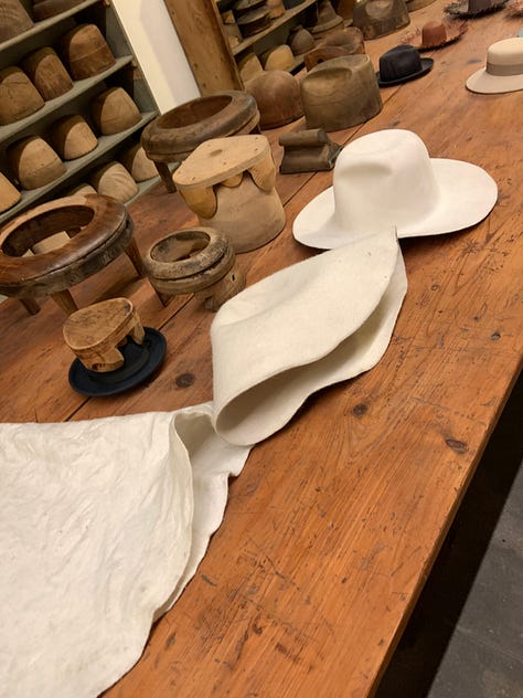 Production processes of everyday objects attract many. I'll show you how hats are made - from the dawn of time to today