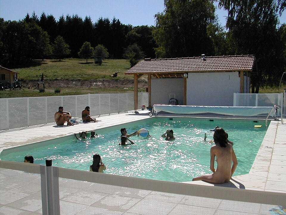 File:Montsdebussypiscine.jpg