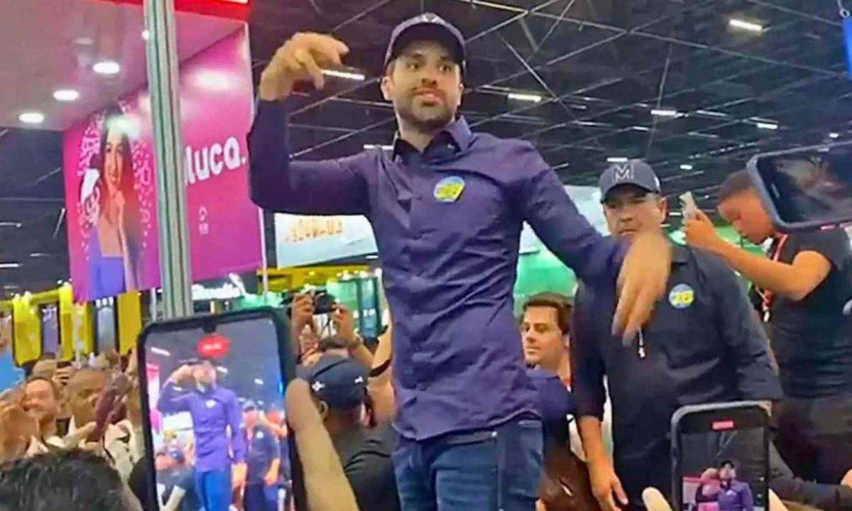Marçal é aclamado por estudantes na Bienal do Livro em São Paulo