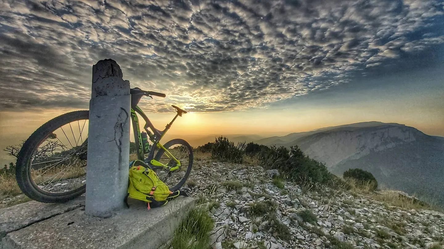 Cim del Montsec de l’Estall, Viacamp, Ribagorça d’Osca, Aragó. Fotografia de Javi Castillo (MontsecBikePacking Loop). Cim del Montsec de l’Estall, Viacamp, Ribagorça d’Osca, Aragó. Fotografia de Javi Castillo (MontsecBikePacking Loop).
