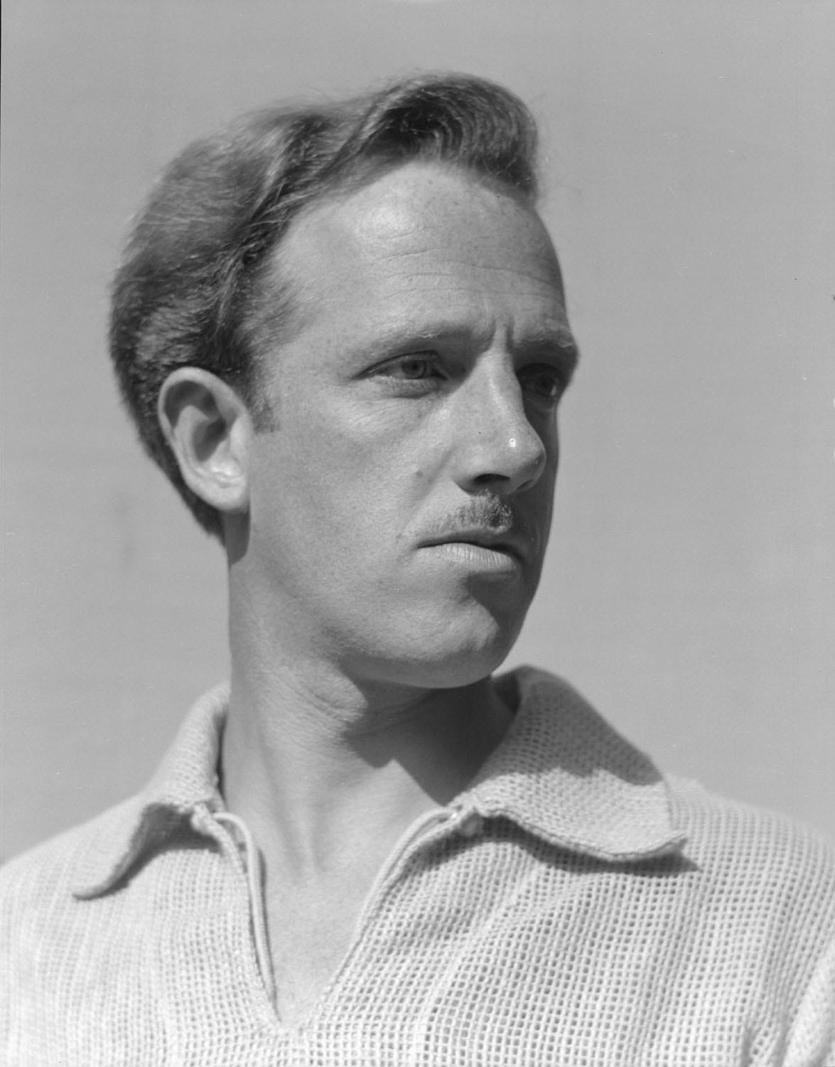 https://upload.wikimedia.org/wikipedia/commons/6/60/Haakon_Chevalier_1935.jpg https://upload.wikimedia.org/wikipedia/commons/6/60/Haakon_Chevalier_1935.jpg