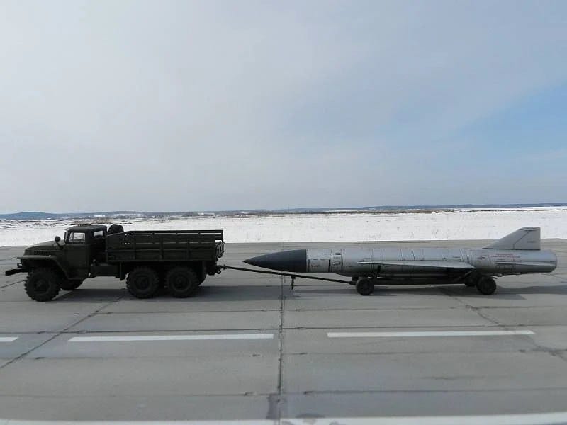 Russia's Kh-22 Missiles Are 6-Ton Tubes Full of Acid. Ukraine Is Flinging Explosive Drones at Them.