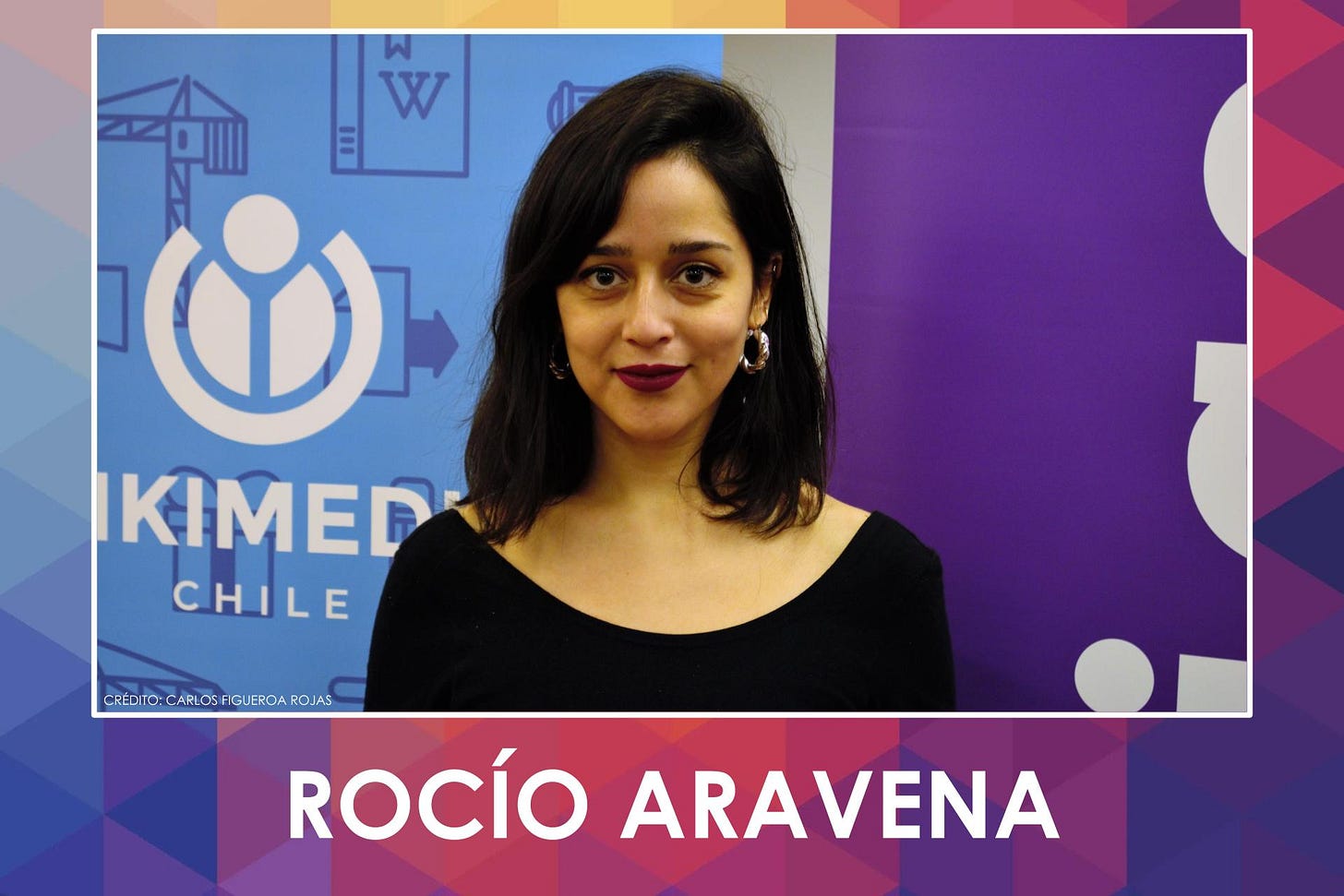 Esta es una foto de Rocío Aravena, encargada de educación de Wikimedia Chile y tiene una licencia Creative Commons y está disponible en Wikimedia Commons. Su autor es Carlos Figueroa Rojas.