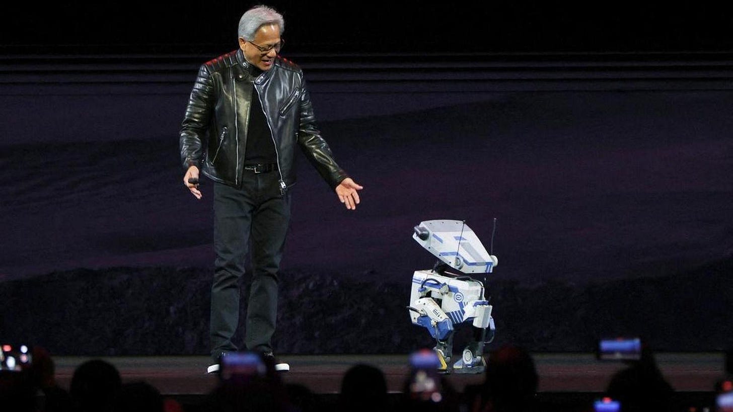 El CEO de Nvidia, Jensen Huang, amb un petit robot a l'escenari durant la conferència de la Nvidia GPU Technology Conference (GTC) al SAP Center de San Jose, Califòrnia